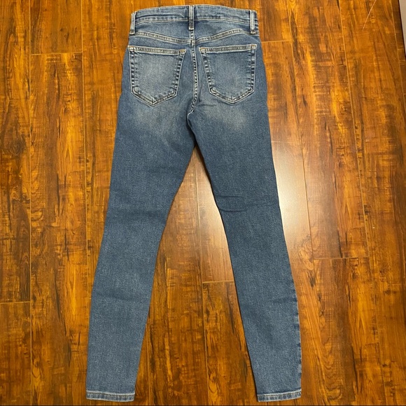 Topshop ripped high waisted jamie jeans in colour midblue. Size: W26 L30 - Picture 4 of 4